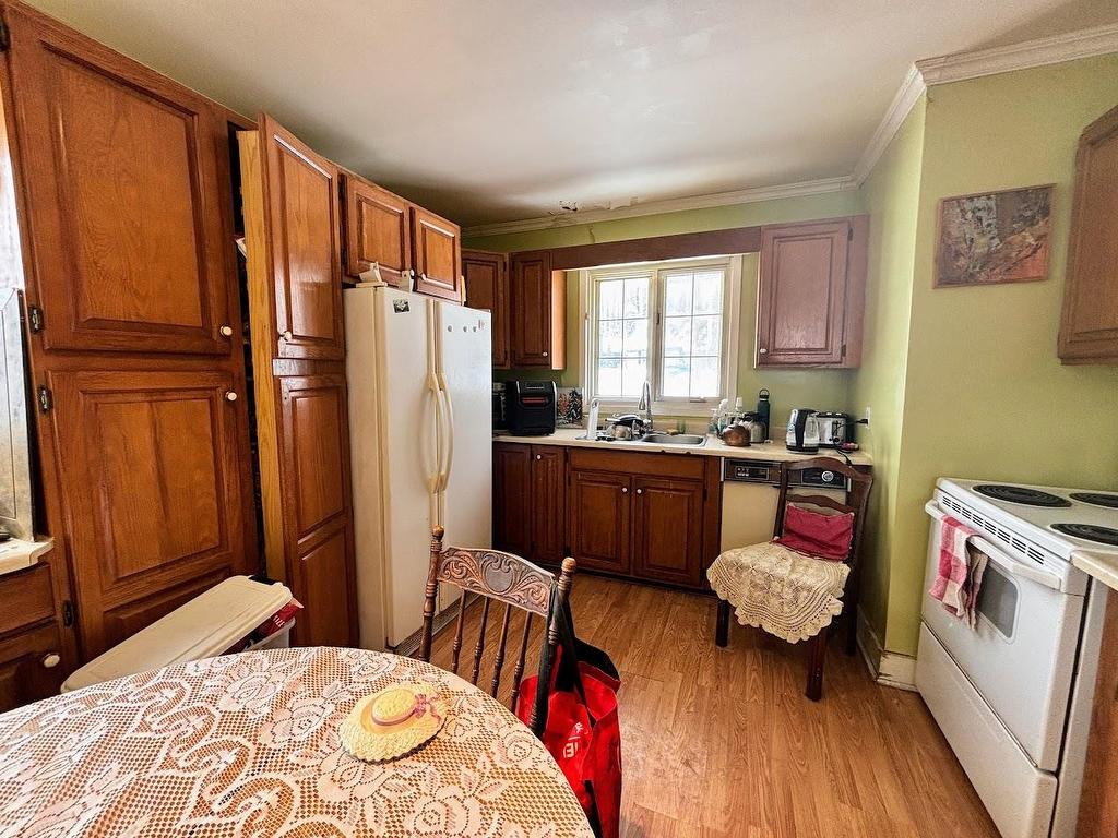 7 Mona Drive, Manitouwadge, ON - Indoor Photo Showing Kitchen With Double Sink