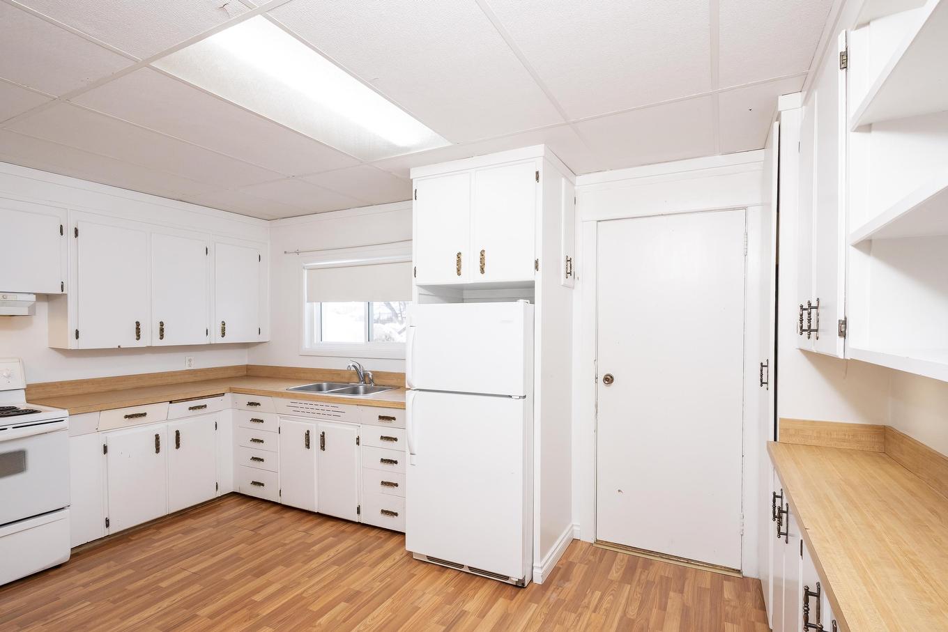 824 Finlayson Street, Thunder Bay, ON - Indoor Photo Showing Kitchen With Double Sink