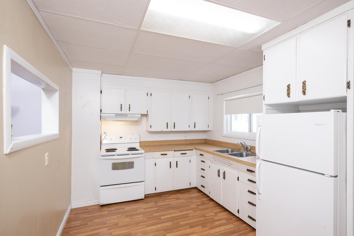 824 Finlayson Street, Thunder Bay, ON - Indoor Photo Showing Kitchen With Double Sink