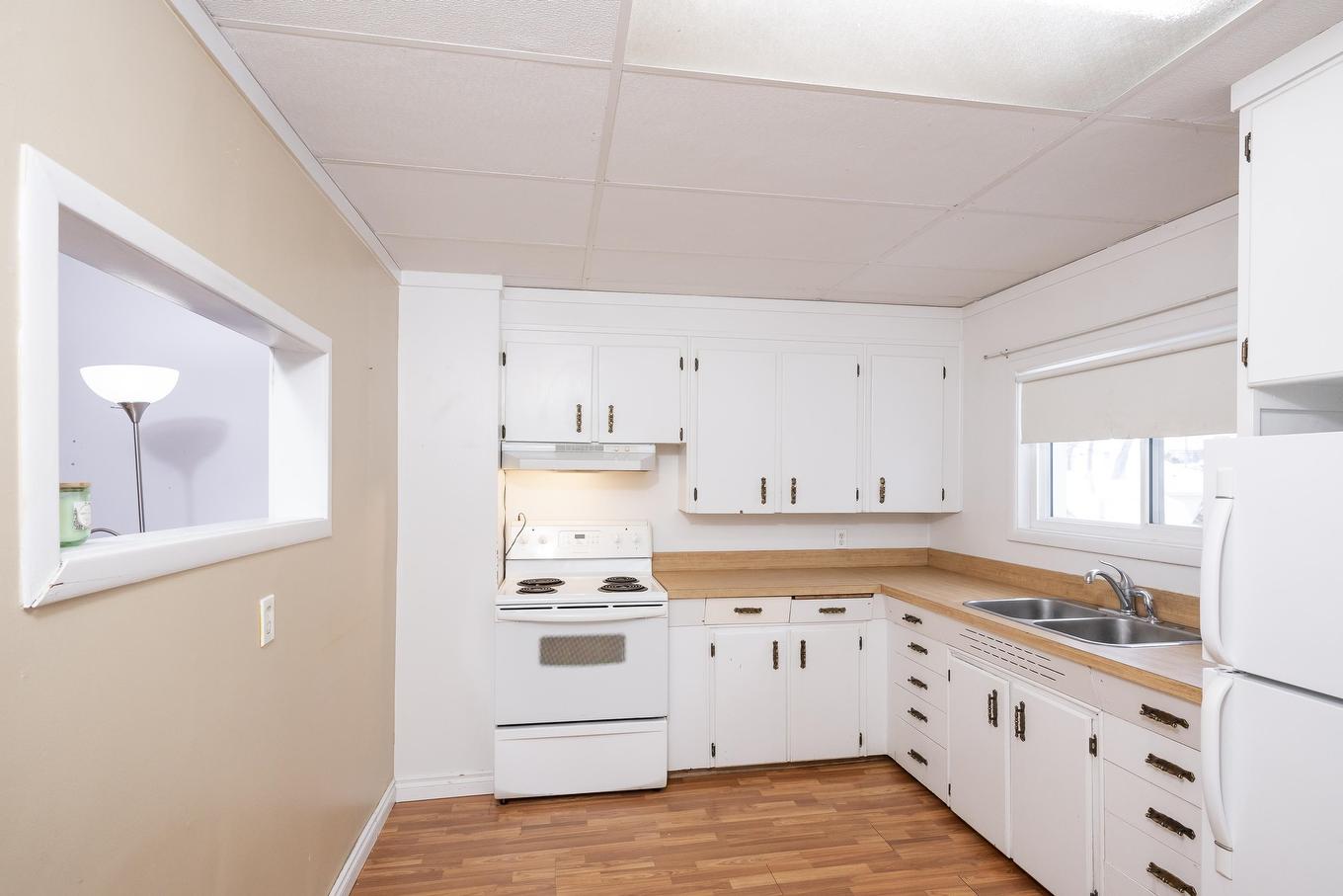 824 Finlayson Street, Thunder Bay, ON - Indoor Photo Showing Kitchen With Double Sink