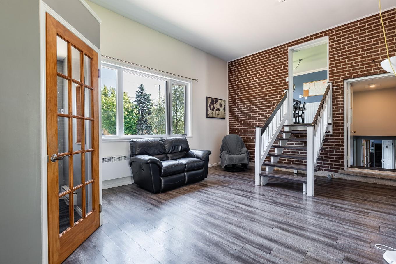 Salon - 633 - 637 Rue Philibert-Contant, Saint-Jean-Sur-Richelieu, QC - Indoor