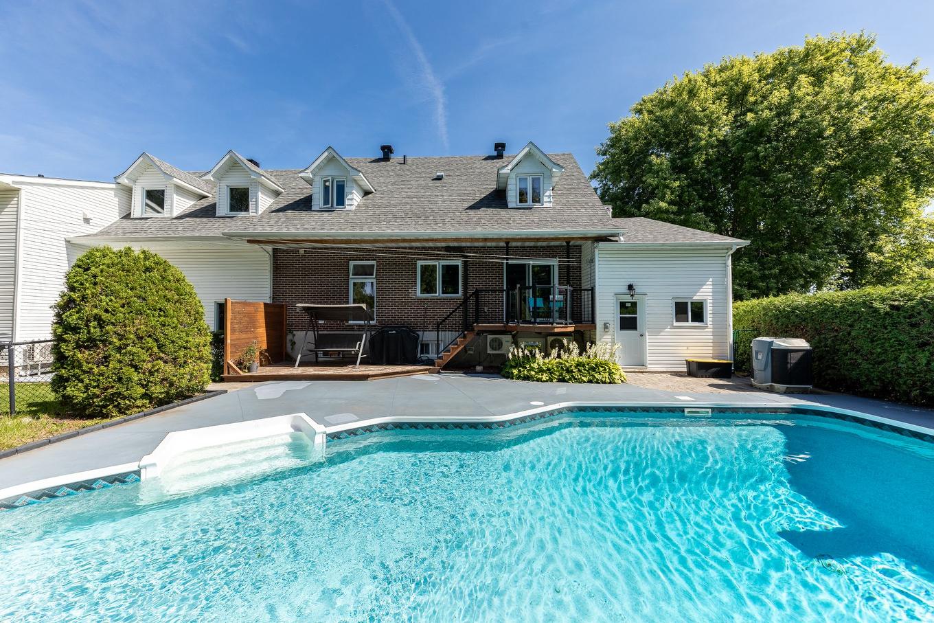 Face arrière - 633 - 637 Rue Philibert-Contant, Saint-Jean-Sur-Richelieu, QC - Outdoor With In Ground Pool With Deck Patio Veranda