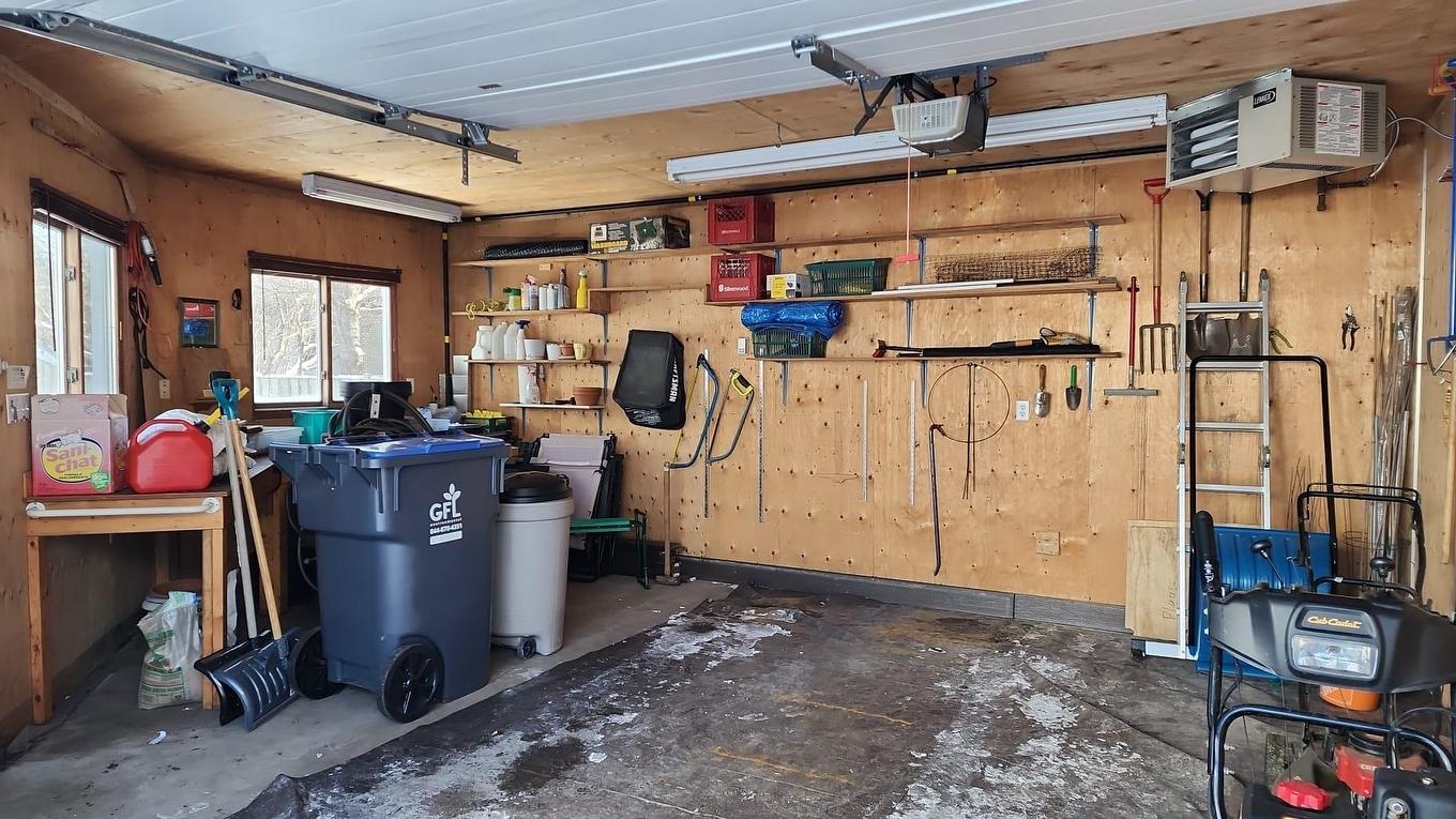 163 Fassina Street, Thunder Bay, ON - Indoor Photo Showing Garage
