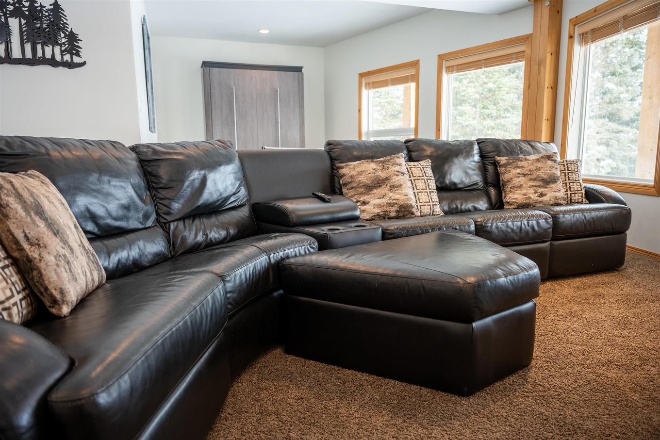 220D Phantom Drive, Kenora, ON - Indoor Photo Showing Living Room