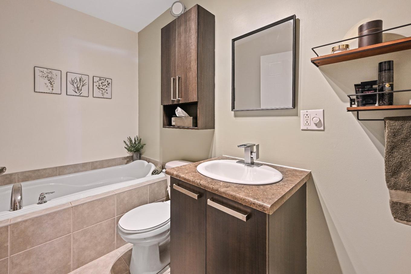 Bathroom - 6500 Rue Claudel, Brossard, QC - Indoor Photo Showing Bathroom