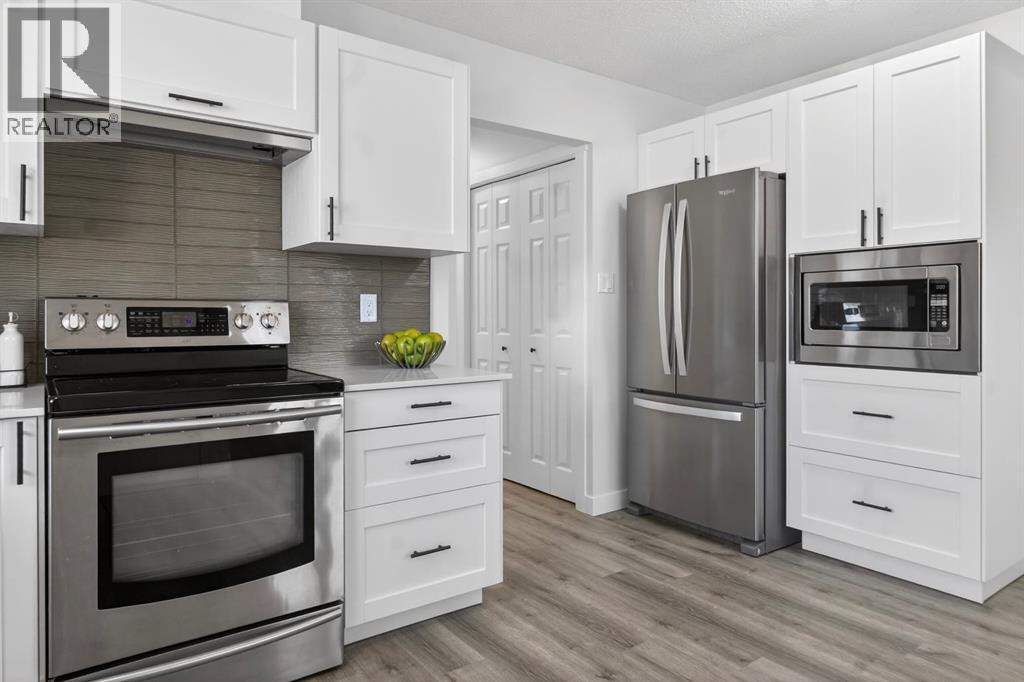 203 Lynnover Place Se, Calgary, AB - Indoor Photo Showing Kitchen With Upgraded Kitchen
