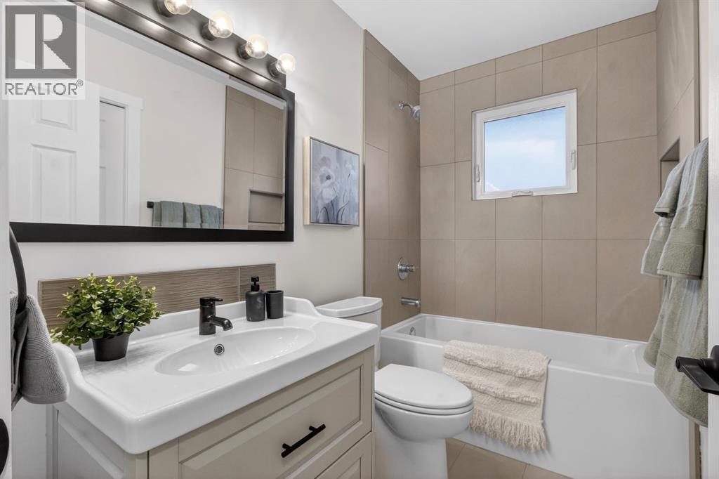 203 Lynnover Place Se, Calgary, AB - Indoor Photo Showing Bathroom