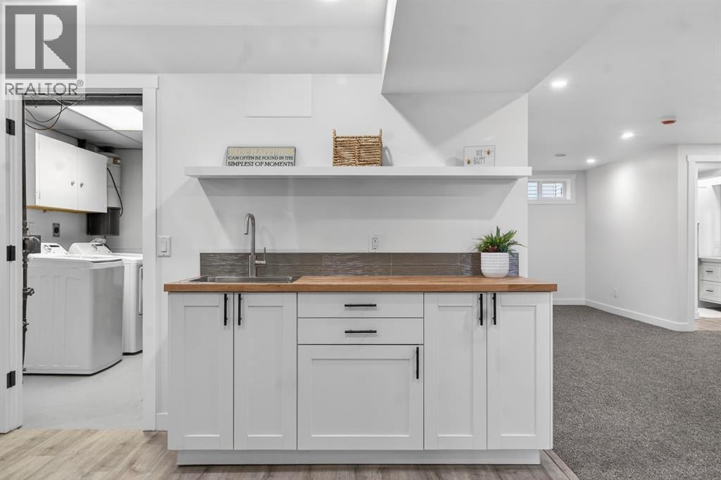 203 Lynnover Place Se, Calgary, AB - Indoor Photo Showing Laundry Room