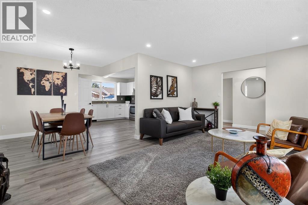 203 Lynnover Place Se, Calgary, AB - Indoor Photo Showing Living Room