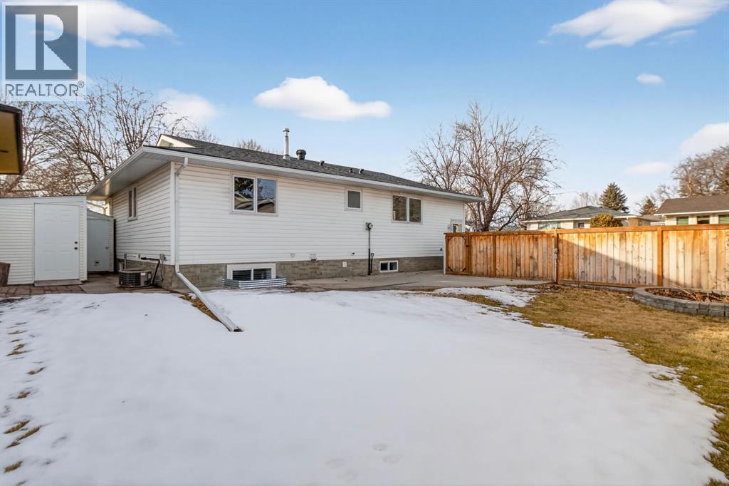 203 Lynnover Place Se, Calgary, AB - Outdoor