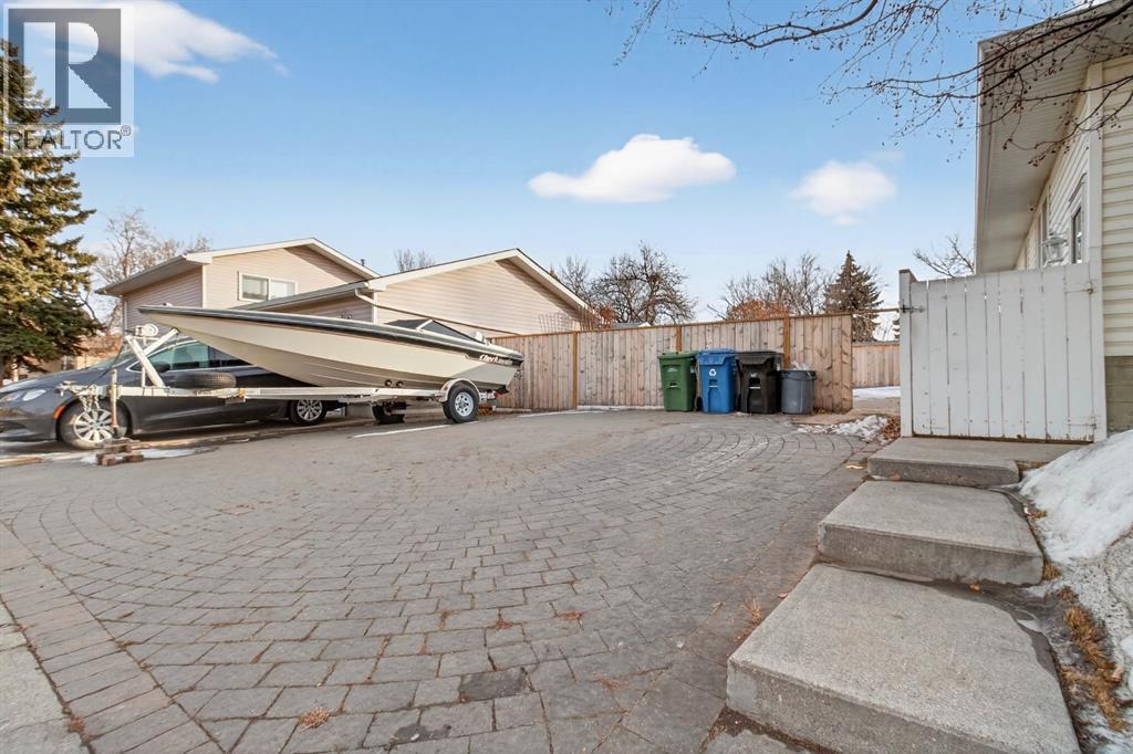 203 Lynnover Place Se, Calgary, AB - Outdoor