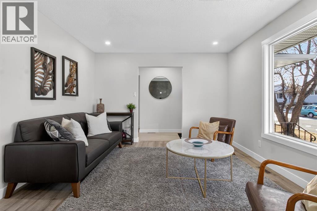 203 Lynnover Place Se, Calgary, AB - Indoor Photo Showing Other Room