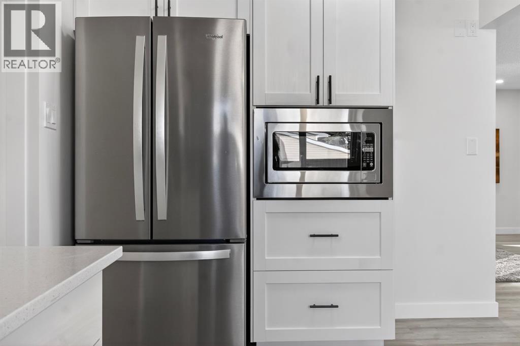 203 Lynnover Place Se, Calgary, AB - Indoor Photo Showing Kitchen