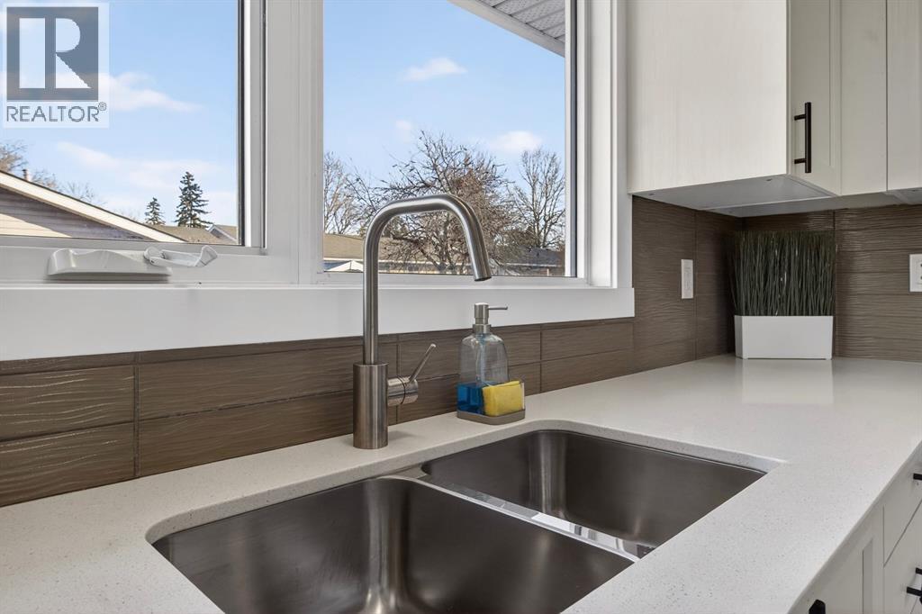203 Lynnover Place Se, Calgary, AB - Indoor Photo Showing Kitchen With Double Sink