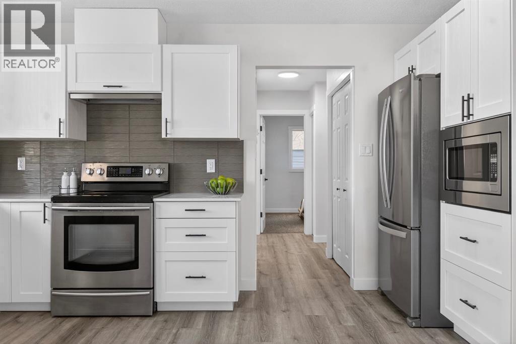 203 Lynnover Place Se, Calgary, AB - Indoor Photo Showing Kitchen With Upgraded Kitchen