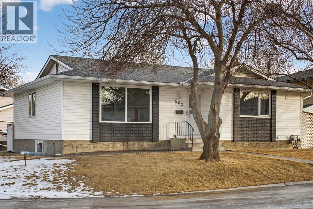 203 Lynnover Place Se, Calgary, AB - Outdoor