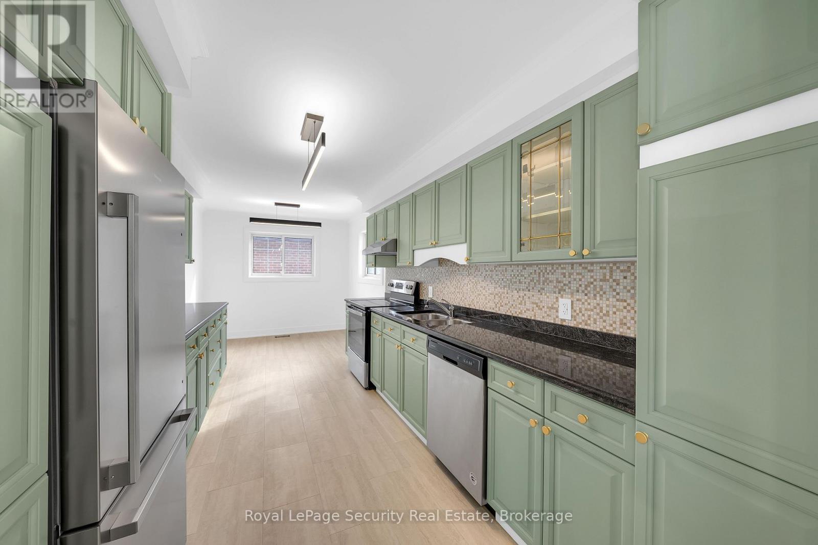 3370 Rhonda Valley, Mississauga, ON - Indoor Photo Showing Kitchen