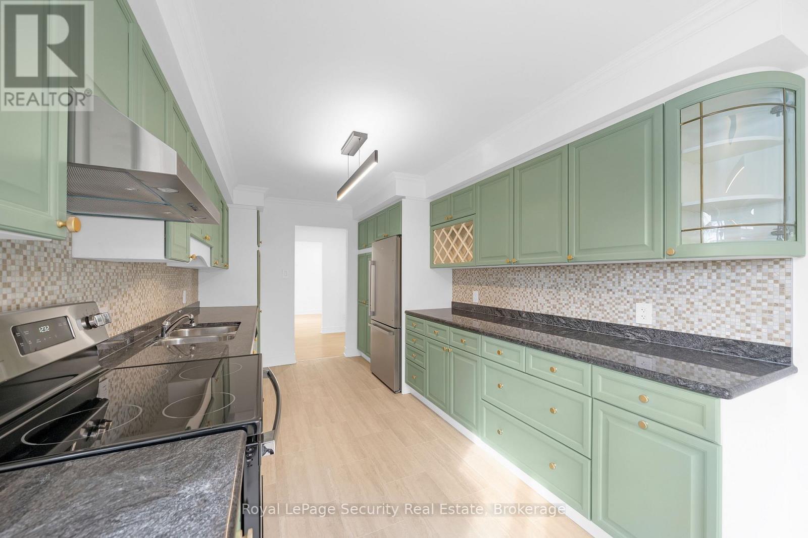 3370 Rhonda Valley, Mississauga, ON - Indoor Photo Showing Kitchen