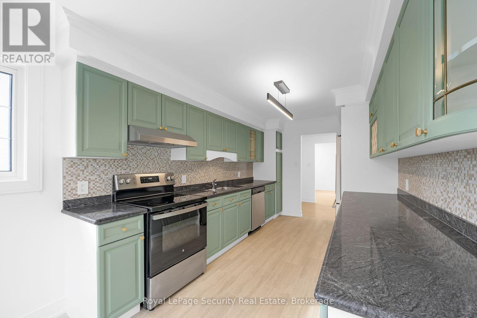 3370 Rhonda Valley, Mississauga, ON - Indoor Photo Showing Kitchen