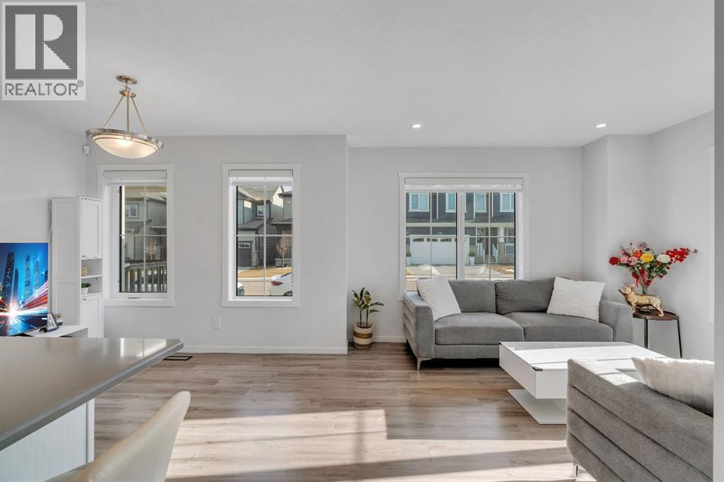 4 Southwinds Gate Sw, Airdrie, AB - Indoor Photo Showing Living Room