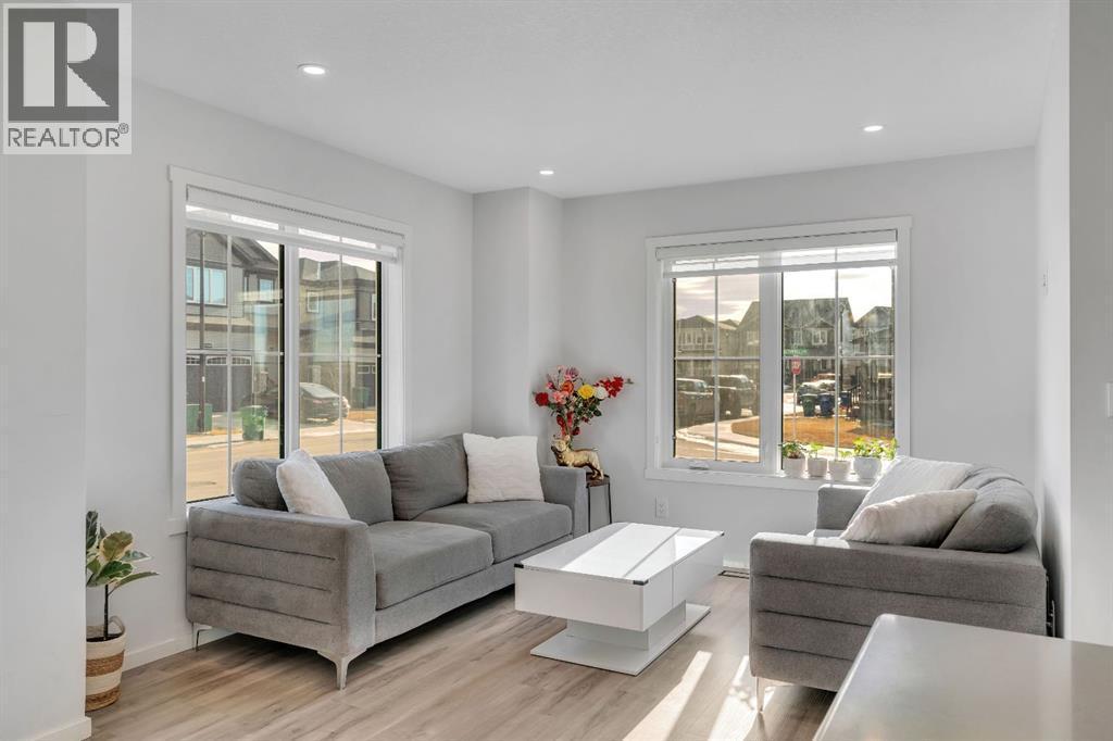 4 Southwinds Gate Sw, Airdrie, AB - Indoor Photo Showing Living Room
