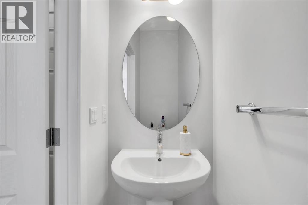 4 Southwinds Gate Sw, Airdrie, AB - Indoor Photo Showing Bathroom