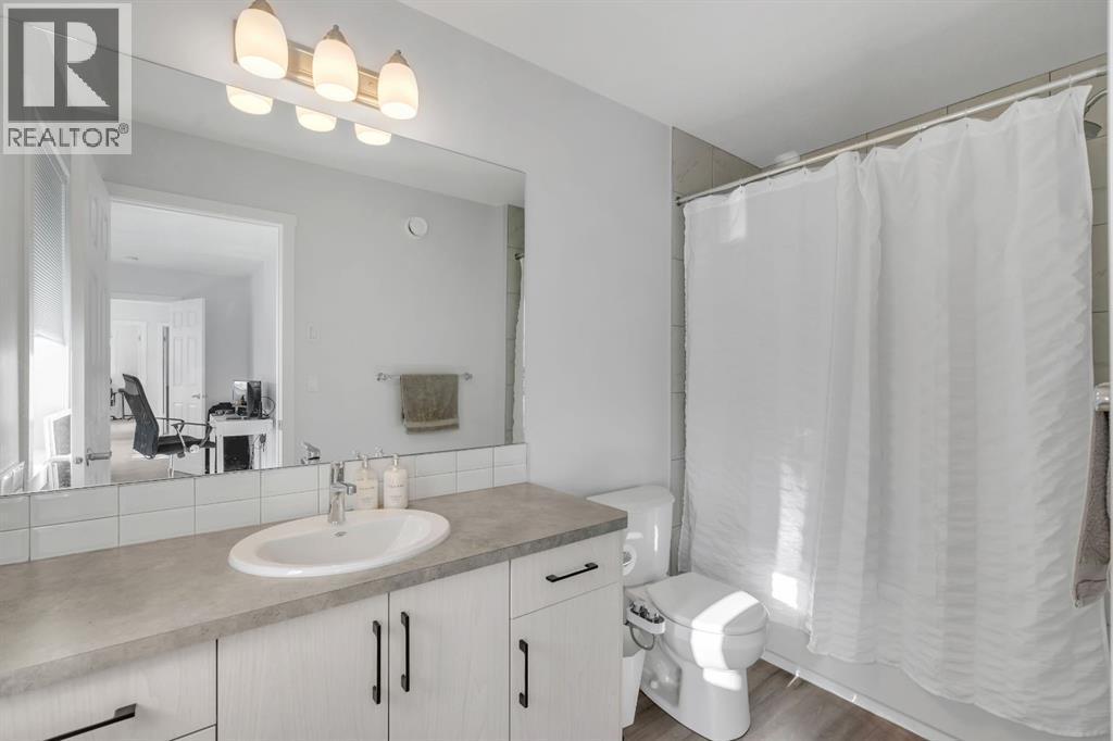 4 Southwinds Gate Sw, Airdrie, AB - Indoor Photo Showing Bathroom