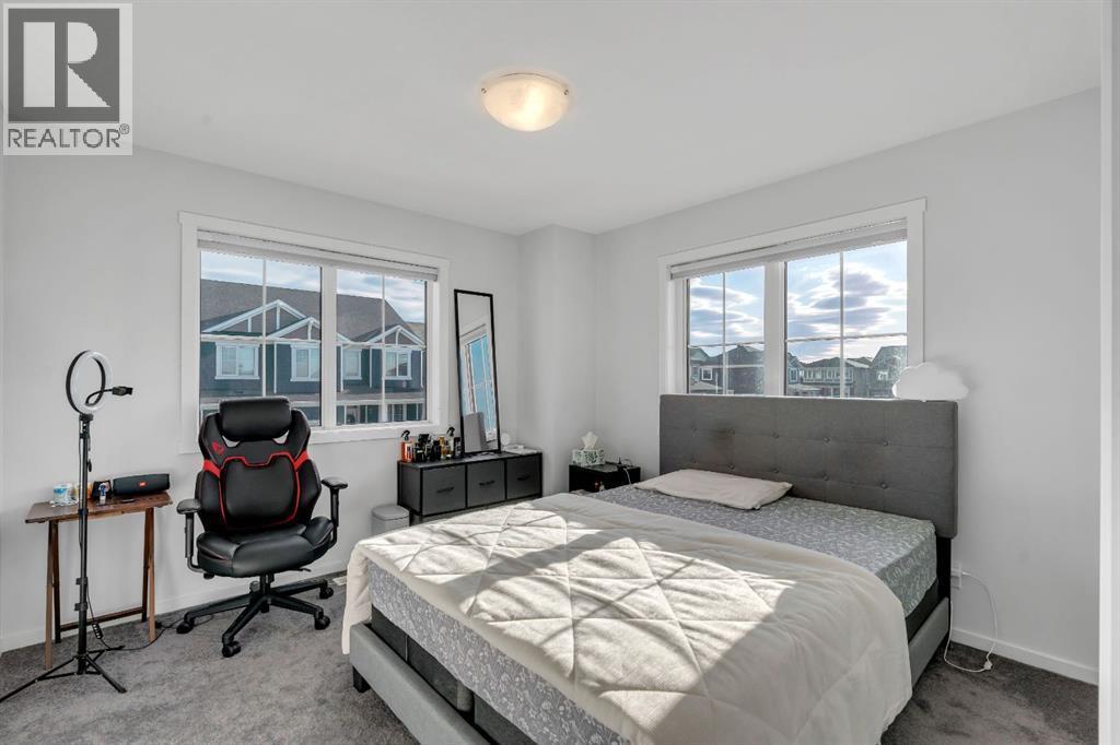 4 Southwinds Gate Sw, Airdrie, AB - Indoor Photo Showing Bedroom