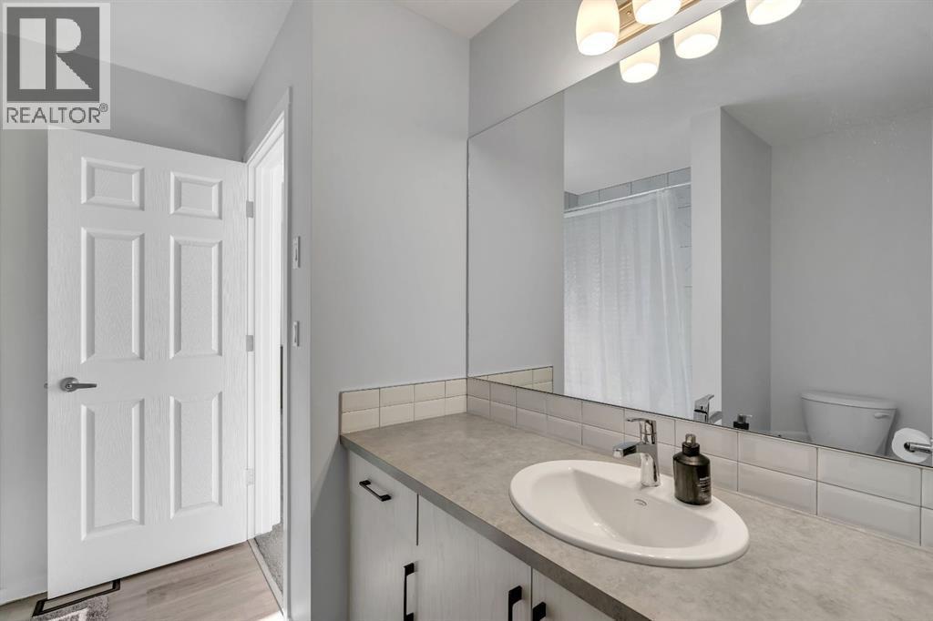 4 Southwinds Gate Sw, Airdrie, AB - Indoor Photo Showing Bathroom