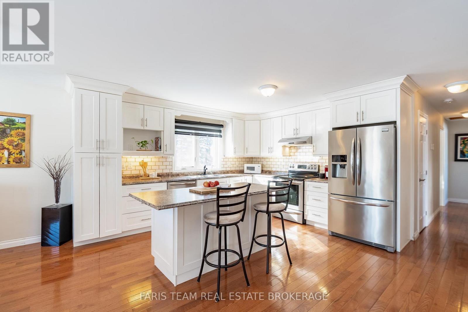 360 Concession Road 6 E, Tiny, ON - Indoor Photo Showing Kitchen With Upgraded Kitchen