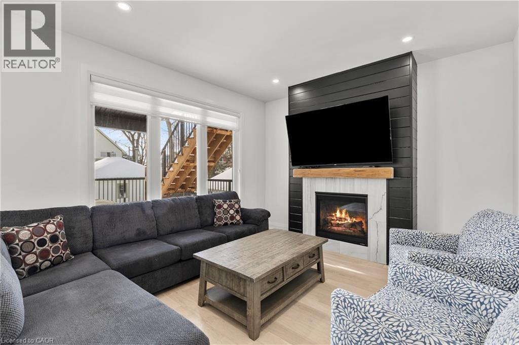 3709 Ryan Avenue, Fort Erie, ON - Indoor Photo Showing Living Room With Fireplace