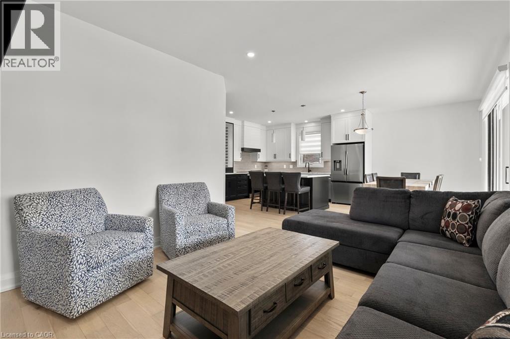 3709 Ryan Avenue, Fort Erie, ON - Indoor Photo Showing Living Room