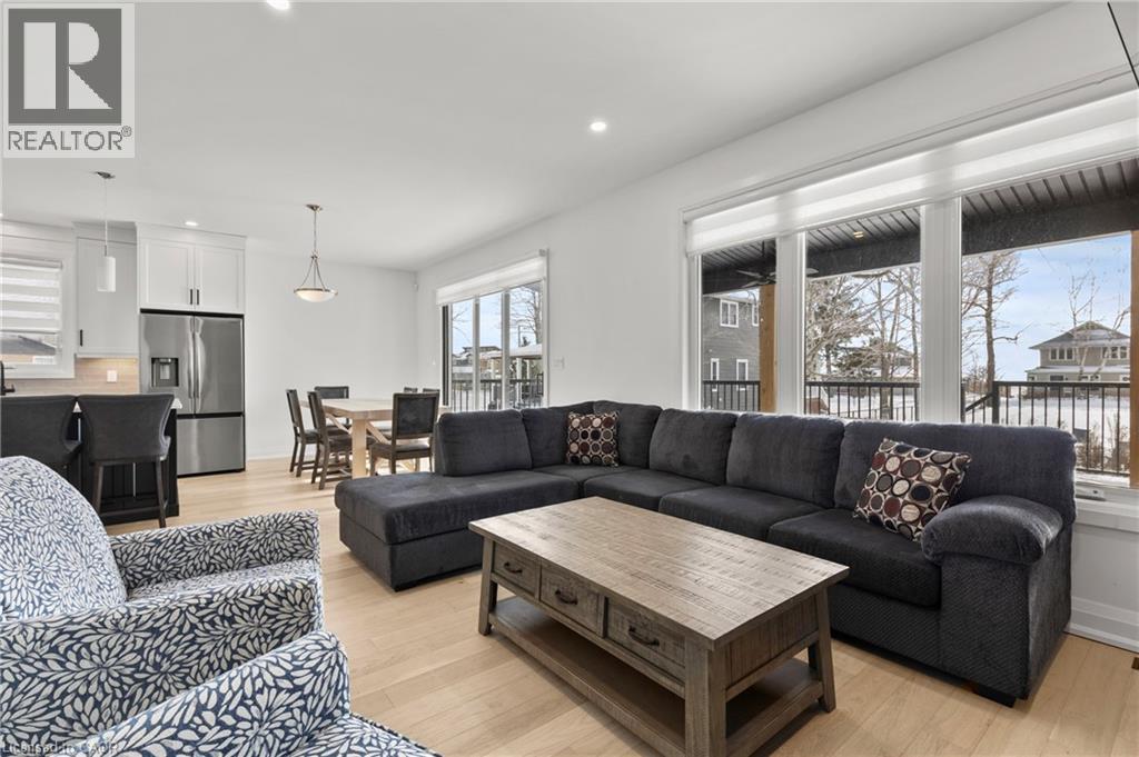 3709 Ryan Avenue, Fort Erie, ON - Indoor Photo Showing Living Room