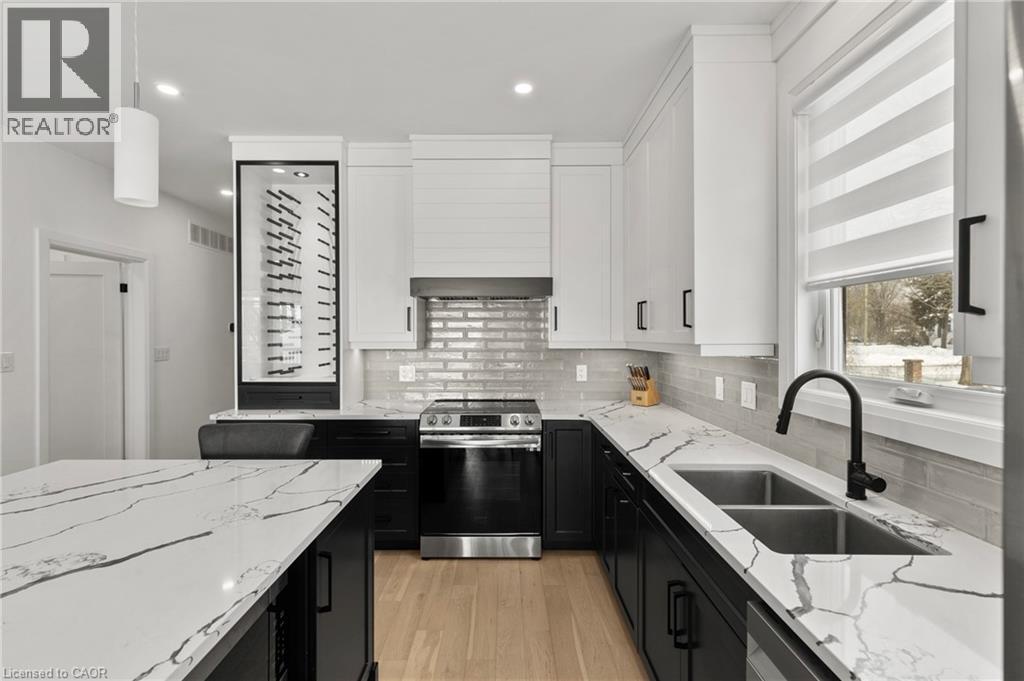 3709 Ryan Avenue, Fort Erie, ON - Indoor Photo Showing Kitchen With Double Sink With Upgraded Kitchen