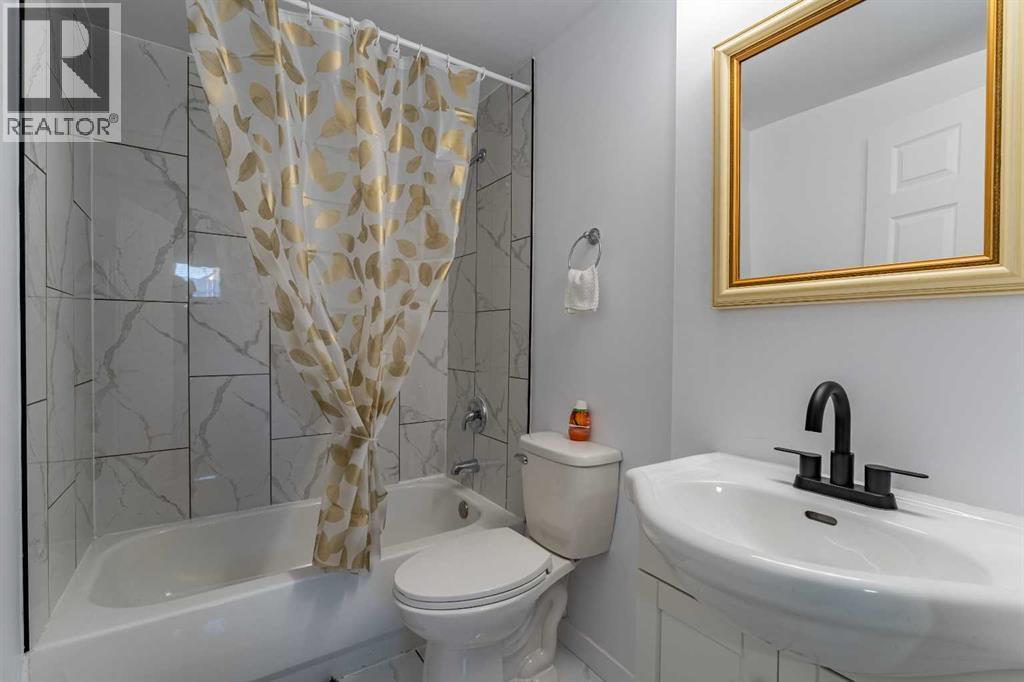 134 Erin Meadow Crescent Se, Calgary, AB - Indoor Photo Showing Bathroom