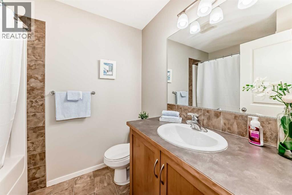 second insuite - 822 Panatella Boulevard Nw, Calgary, AB - Indoor Photo Showing Bathroom