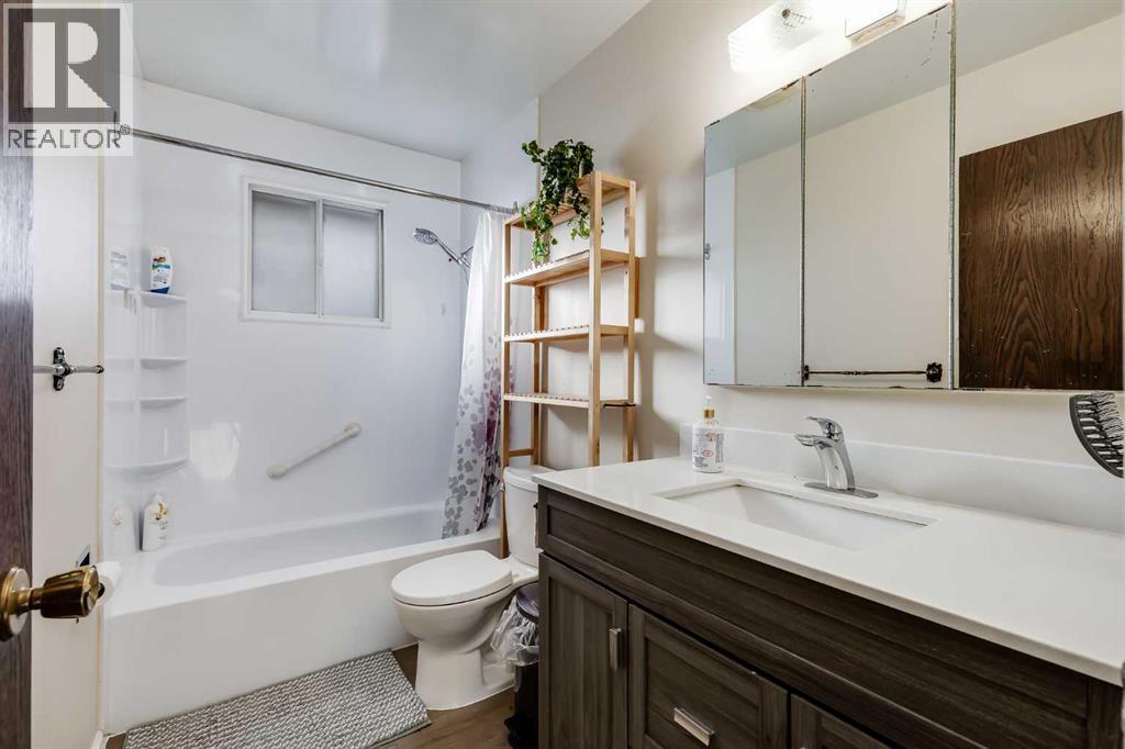 5611 Maidstone Crescent Ne, Calgary, AB - Indoor Photo Showing Bathroom
