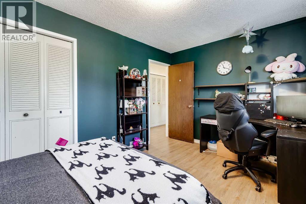 5611 Maidstone Crescent Ne, Calgary, AB - Indoor Photo Showing Bedroom