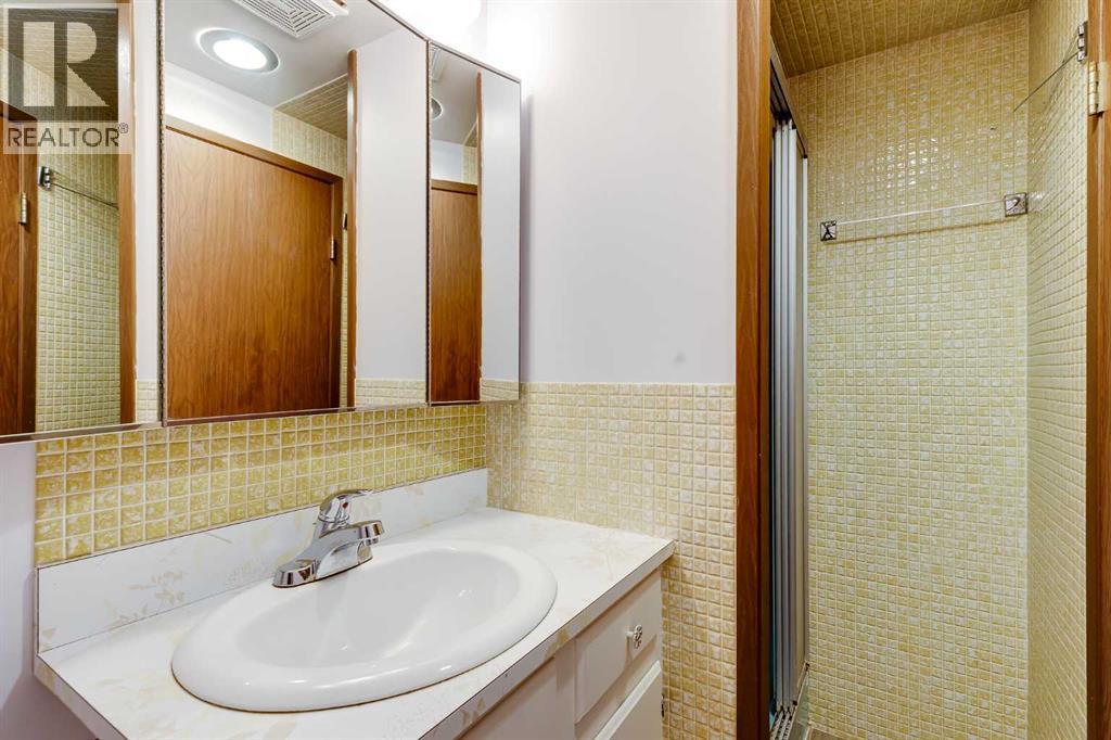 5611 Maidstone Crescent Ne, Calgary, AB - Indoor Photo Showing Bathroom
