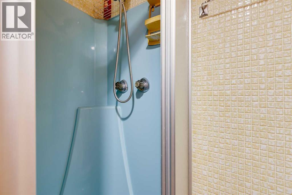 5611 Maidstone Crescent Ne, Calgary, AB - Indoor Photo Showing Bathroom