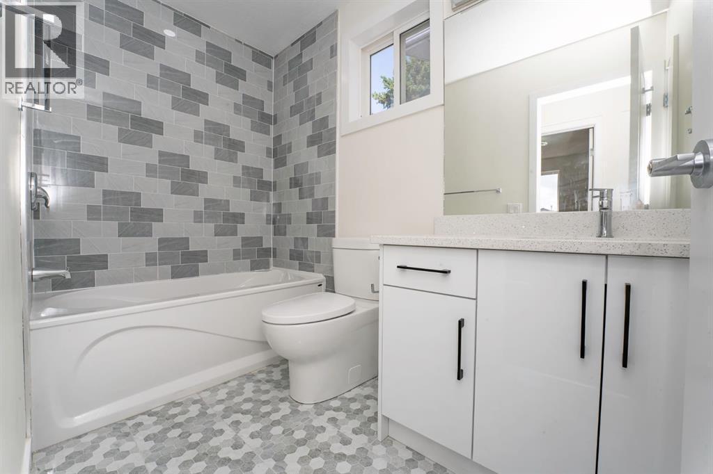 140 Whitworth Way, Calgary, AB - Indoor Photo Showing Bathroom