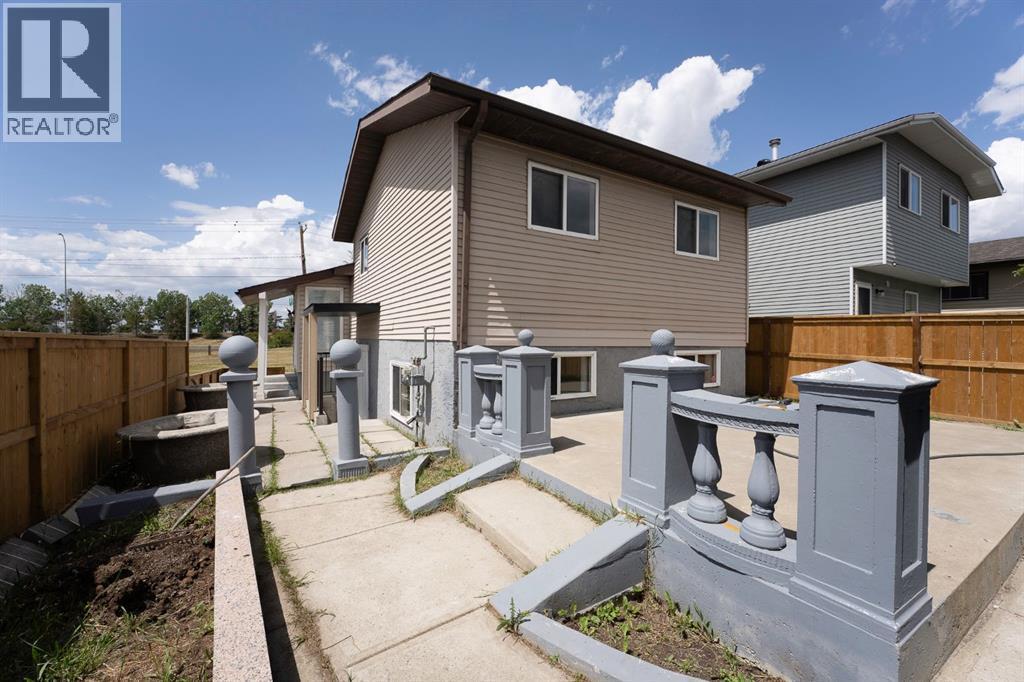 140 Whitworth Way, Calgary, AB - Outdoor With Exterior