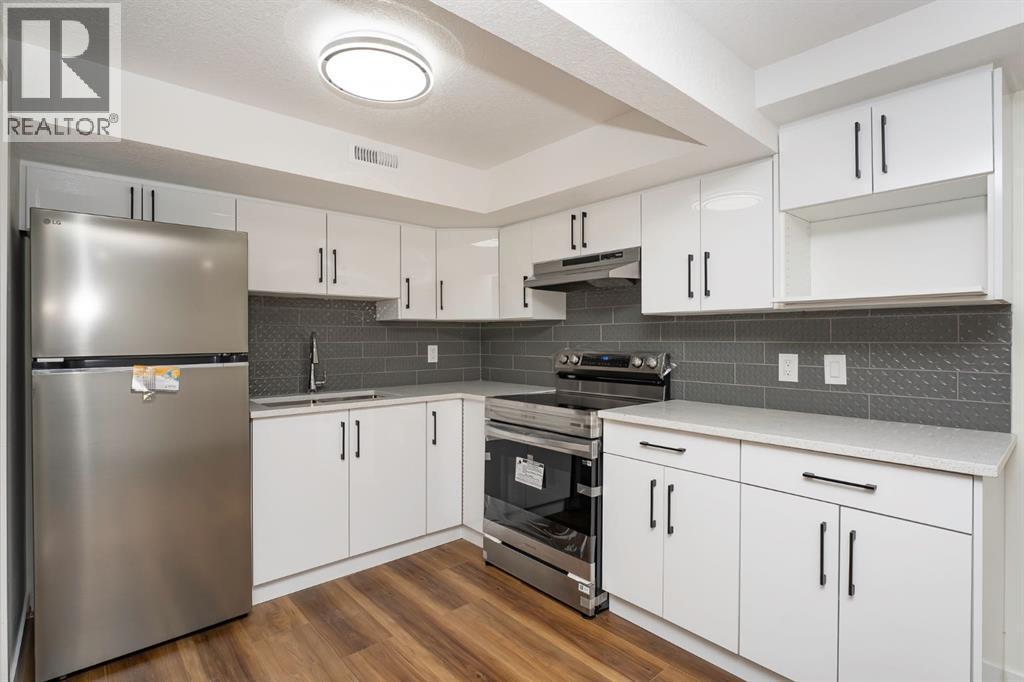 140 Whitworth Way, Calgary, AB - Indoor Photo Showing Kitchen