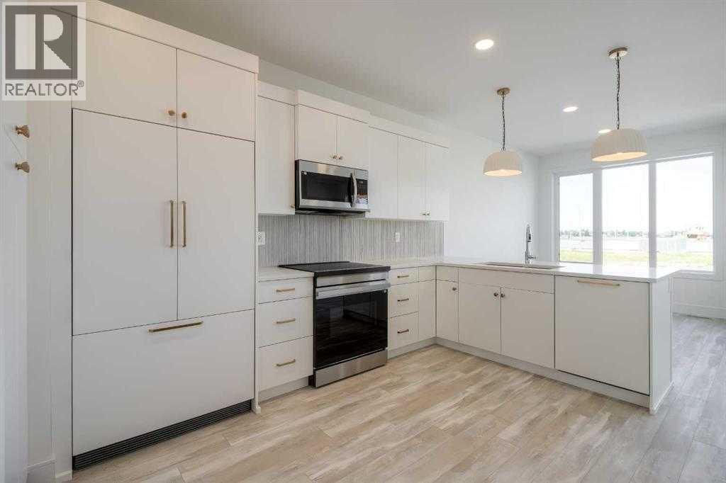 4333 28 Avenue S, Lethbridge, AB - Indoor Photo Showing Kitchen