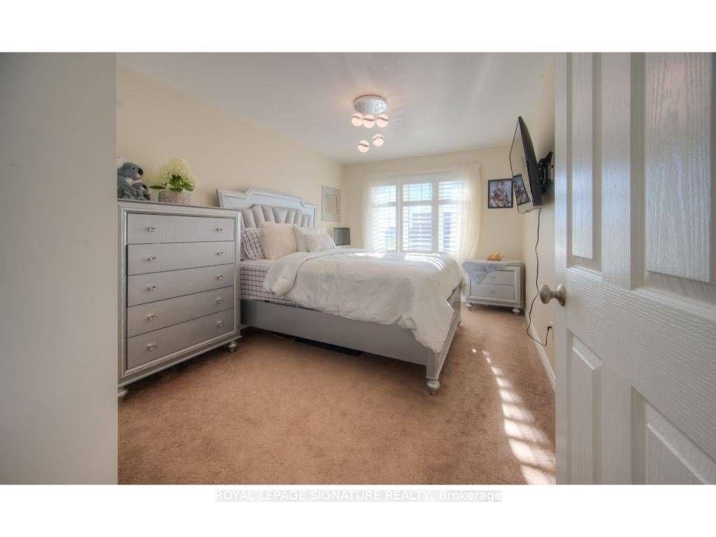 30 Pumpkin Pass, Hamilton, ON - Indoor Photo Showing Bedroom