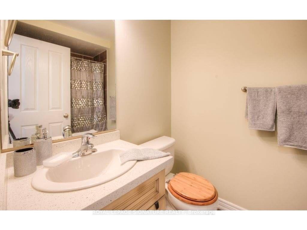 30 Pumpkin Pass, Hamilton, ON - Indoor Photo Showing Bathroom