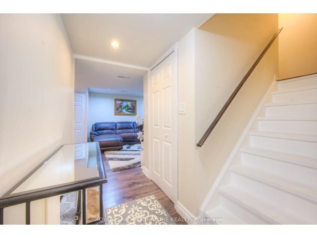 30 Pumpkin Pass, Hamilton, ON - Indoor Photo Showing Other Room
