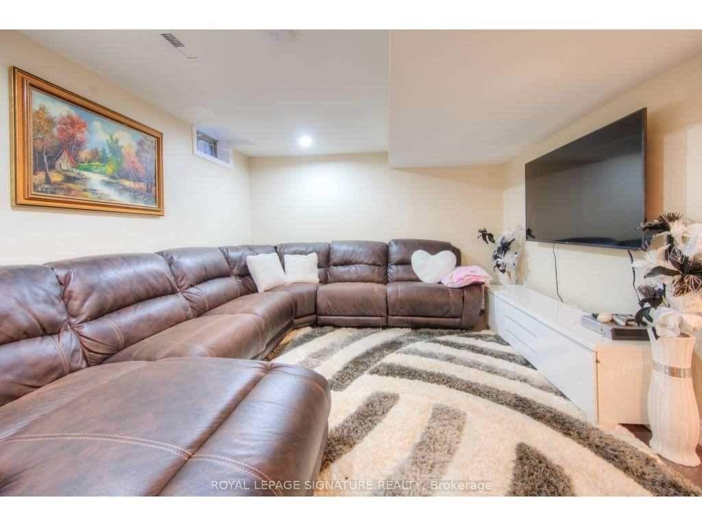 30 Pumpkin Pass, Hamilton, ON - Indoor Photo Showing Living Room