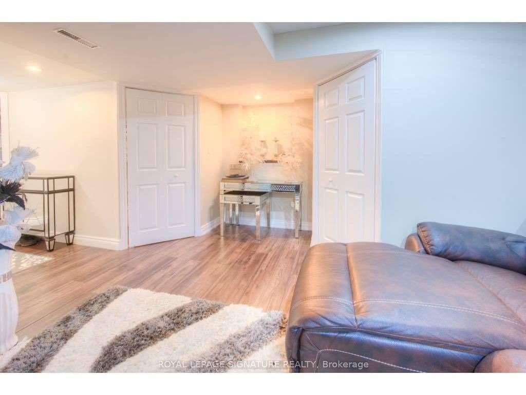 30 Pumpkin Pass, Hamilton, ON - Indoor Photo Showing Bedroom