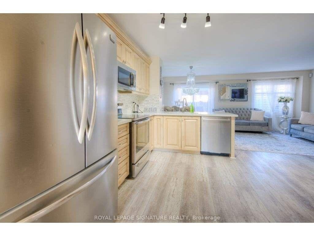 30 Pumpkin Pass, Hamilton, ON - Indoor Photo Showing Kitchen